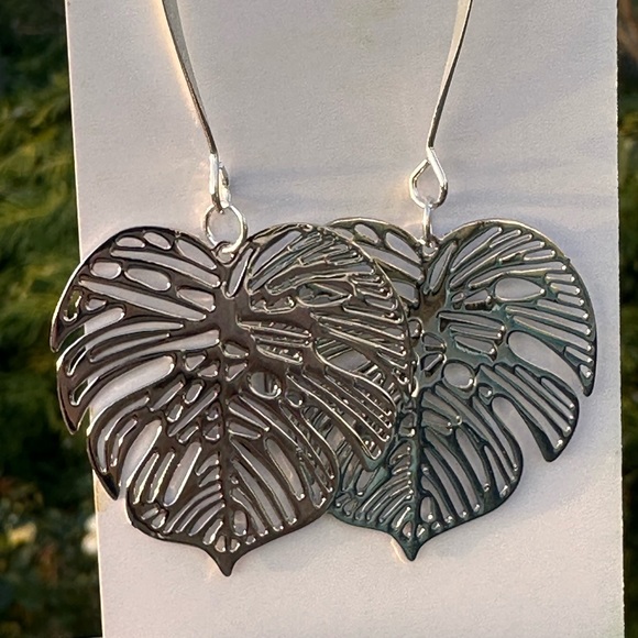 445. New .925 Sterling Silver Plating V-Shape wire Filigree Monstera Earrings - Picture 3 of 6